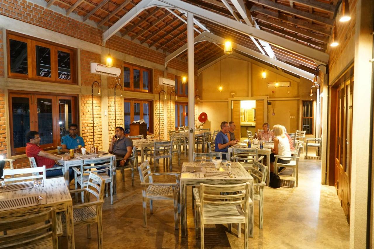 Olinia Airport Hotel Katunayaka Exteriör bild